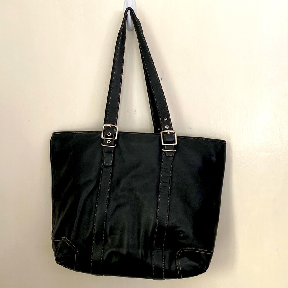 🚫SOLD❌. 
Black leather Coach tote